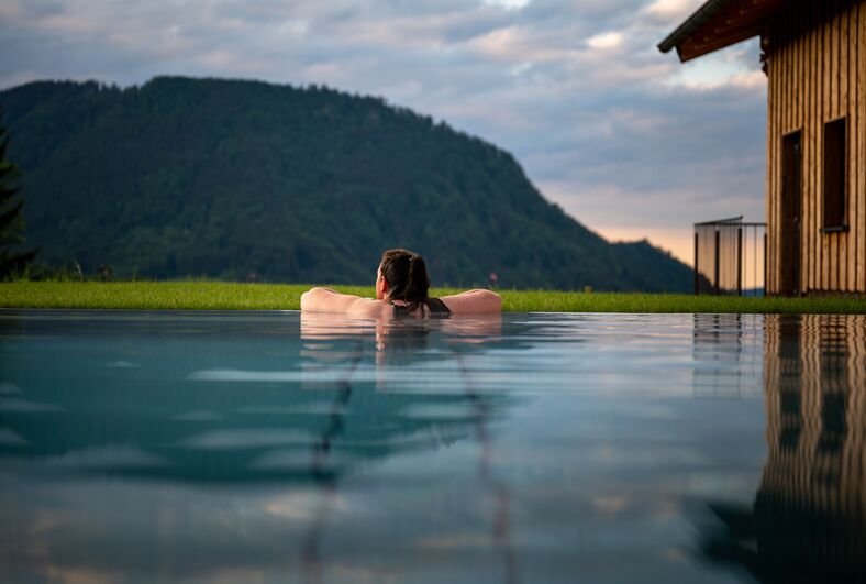 Piscina di design a sfioro con panorama di montagna