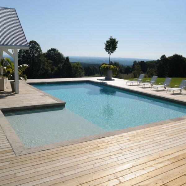 Piscina con spiaggetta