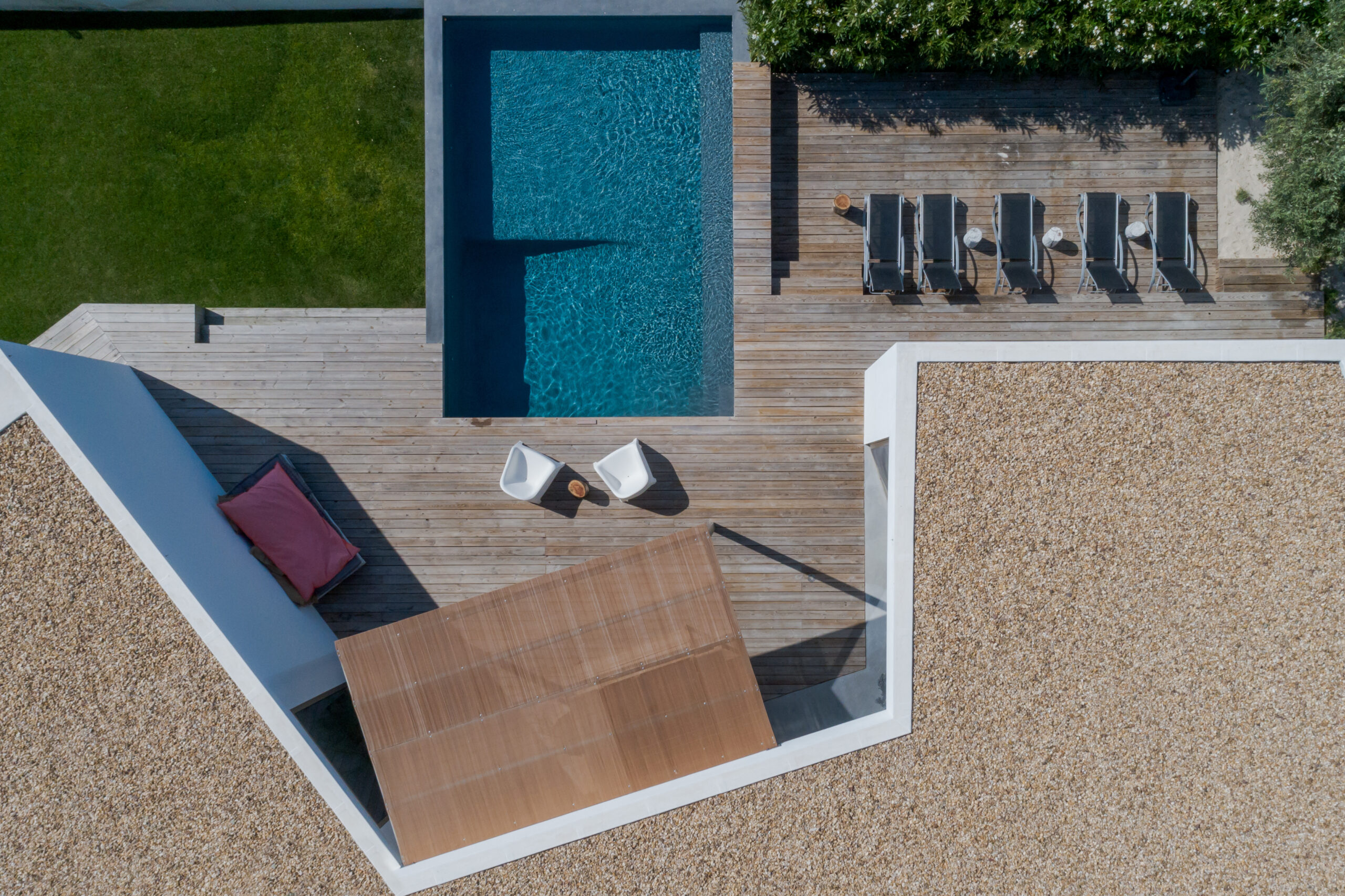 Piscine minimaliste: design contemporaneo e funzionalità