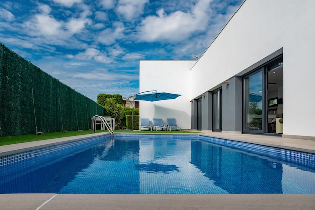 Piscina interrata o fuori terra: quale scegliere?